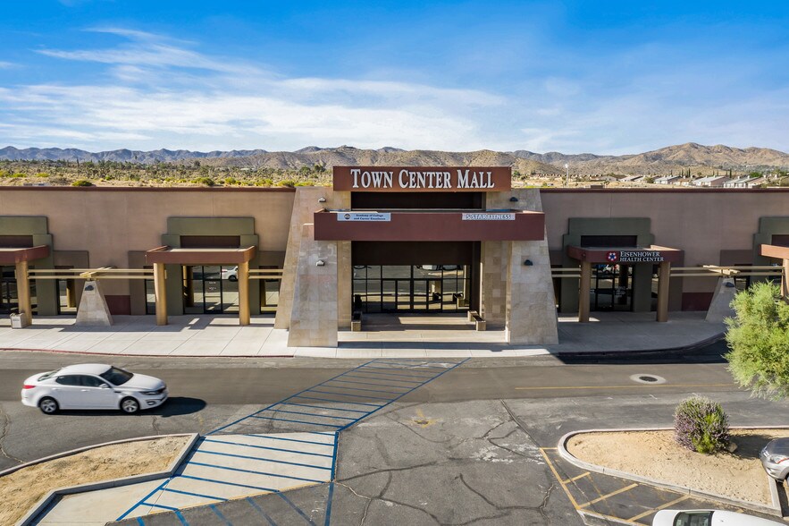 57725 Twenty Nine Palms Hwy, Yucca Valley, CA à louer - Photo du bâtiment - Image 2 de 6