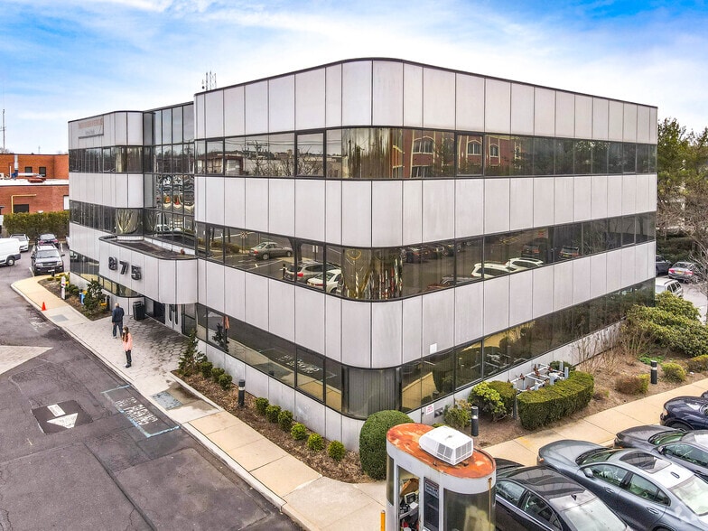 875 Old Country Rd, Plainview, NY à louer - Photo du bâtiment - Image 3 de 3