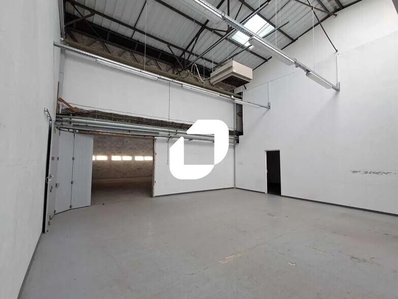 Flex in Nanterre for lease - Interior Photo - Image 2 of 7
