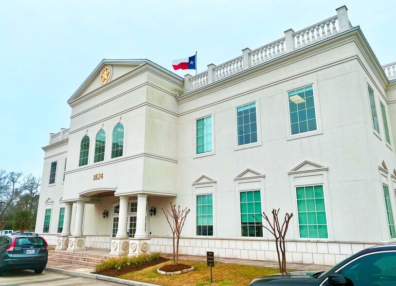 815 W Davis St, Conroe, TX à louer - Photo du bâtiment - Image 2 de 2