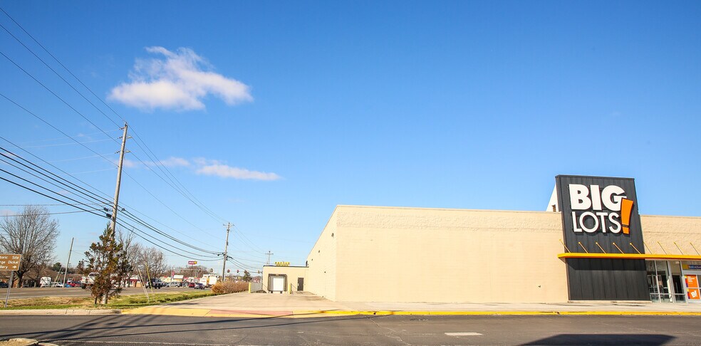 1806 N Jackson St, Tullahoma, TN à louer - Photo du bâtiment - Image 3 de 5