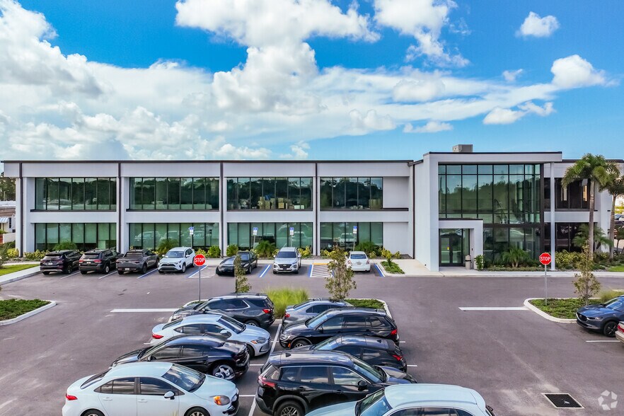 8550 Ulmerton Rd, Largo, FL à louer - Photo du bâtiment - Image 2 de 4