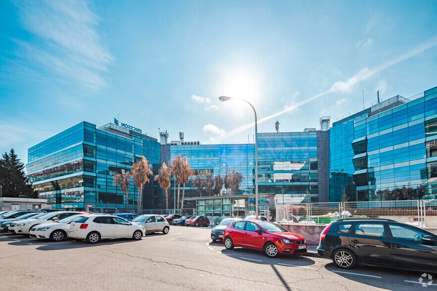 Calle Vía de los Poblados, 13, Madrid, Madrid à louer - Photo du bâtiment - Image 3 de 6