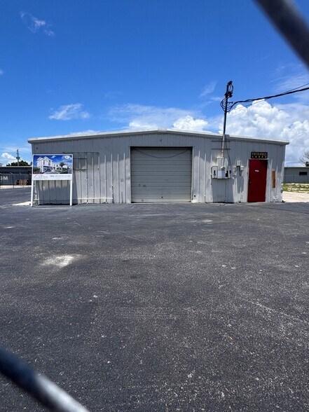 1875 Seward Ave, Naples, FL à vendre - Photo du bâtiment - Image 2 de 6