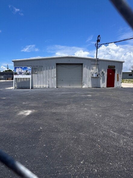 1875 Seward Ave, Naples, FL à vendre - Photo du bâtiment - Image 2 de 6