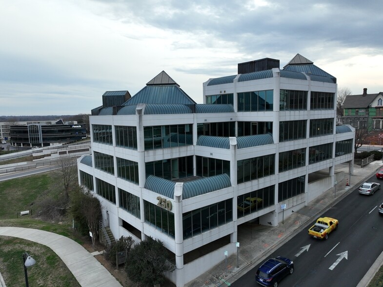 250 W First St, Winston-Salem, NC à louer - Photo du bâtiment - Image 2 de 41