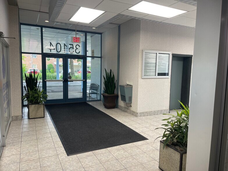 35104 Euclid Ave, Willoughby, OH à louer - Photo du bâtiment - Image 3 de 9