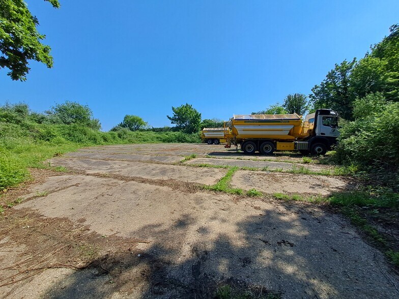 Chalk Pit Ln, Leatherhead for sale - Building Photo - Image 2 of 6