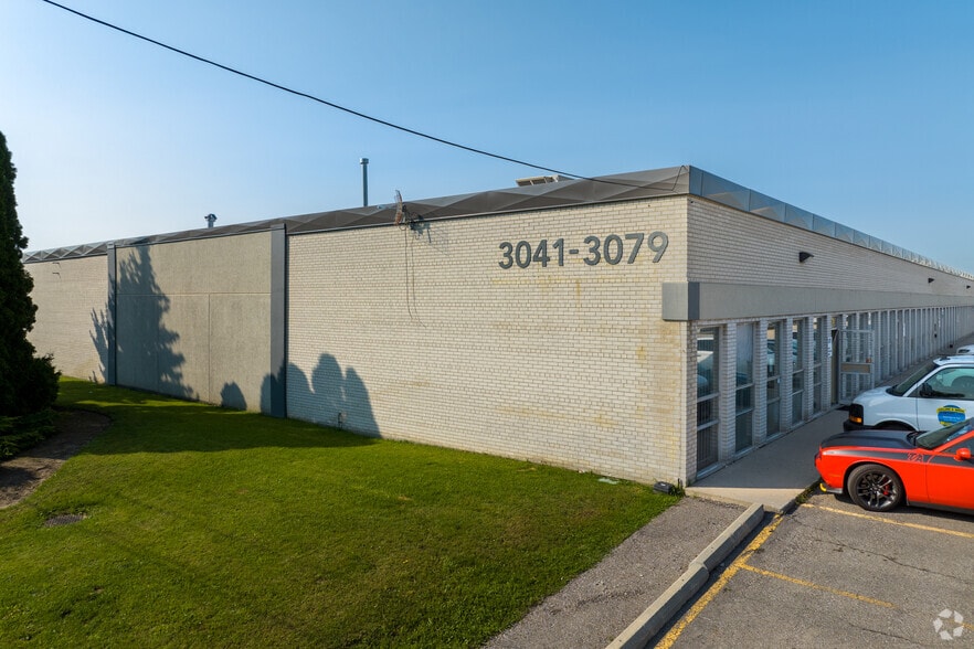 3041-3079 Universal Dr, Mississauga, ON à louer - Photo du bâtiment - Image 2 de 5