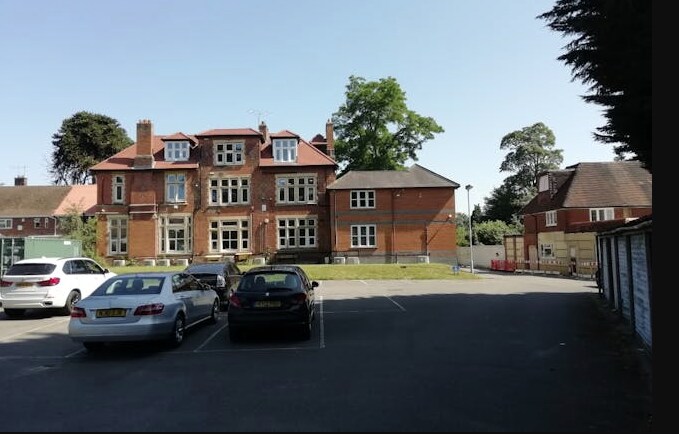 Kingswick Dr, Ascot à louer - Photo du bâtiment - Image 3 de 3