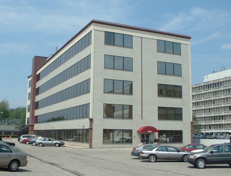 20575 Center Ridge Rd, Rocky River, OH à vendre - Photo du bâtiment - Image 2 de 17