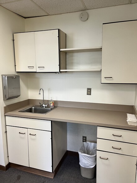 20 Hope Ave, Waltham, MA for lease - Interior Photo - Image 2 of 27