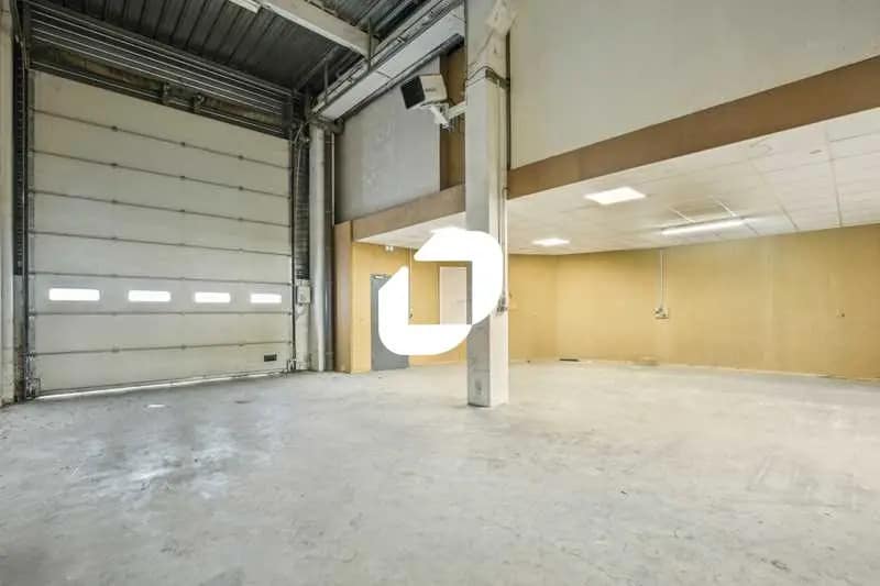 Flex in Épinay-sur-Seine for lease - Interior Photo - Image 2 of 13