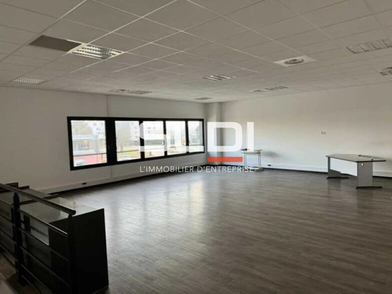 Flex in Saint-Quentin-Fallavier for lease - Interior Photo - Image 2 of 8