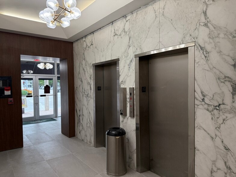 299 Alhambra Cir, Coral Gables, FL à louer - Photo du bâtiment - Image 3 de 9