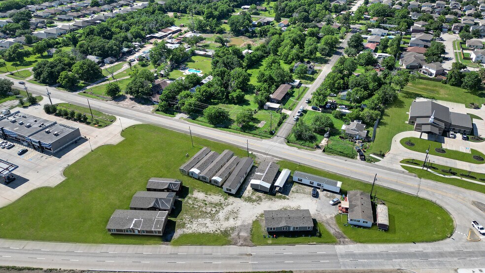 3733 N Alexander Dr, Baytown, TX à vendre - Photo du bâtiment - Image 2 de 23