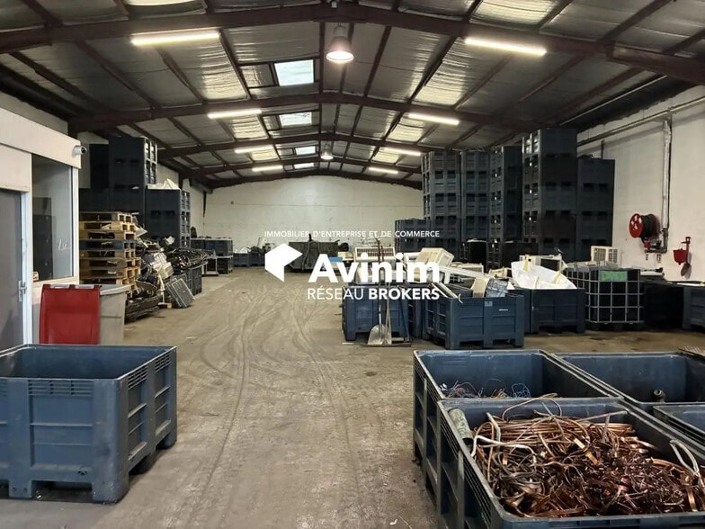 Industrial in Vitrolles for lease - Interior Photo - Image 1 of 7
