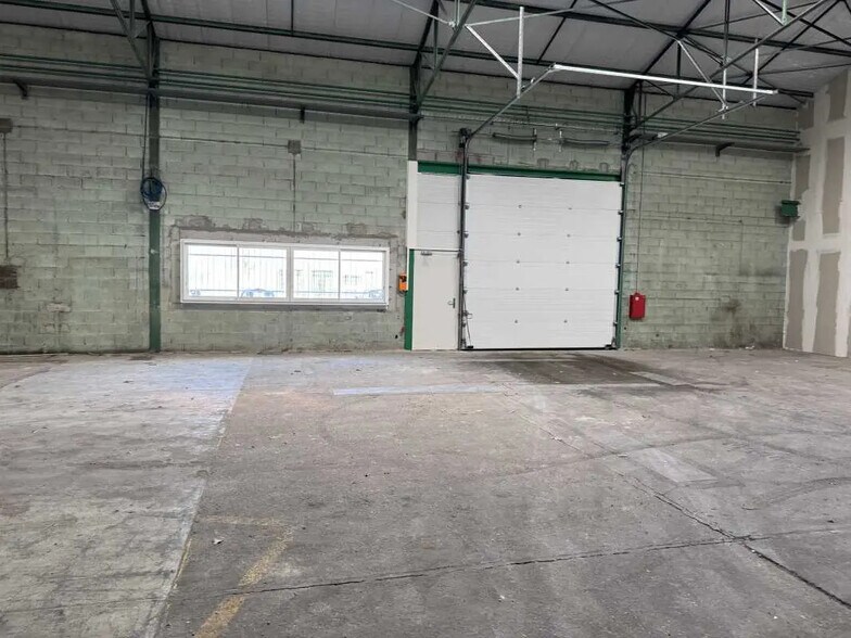 Flex in Reyrieux for lease - Interior Photo - Image 2 of 14