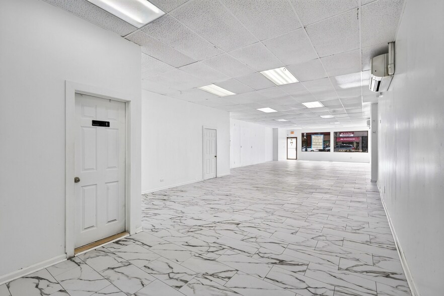 2426-2428 Grand Ave, Baldwin, NY à louer - Photo intérieure - Image 3 de 5