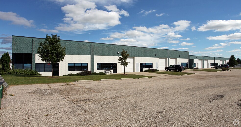 640-654 Perkins Dr, Mukwonago, WI à louer - Photo du bâtiment - Image 2 de 4
