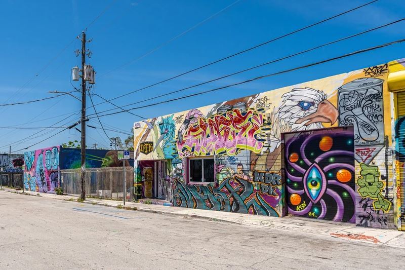 565-575 NW 24th St, Miami, FL à louer - Photo du bâtiment - Image 2 de 7