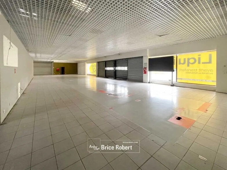 Retail in Saint-Bonnet-de-Mure for lease - Interior Photo - Image 2 of 8