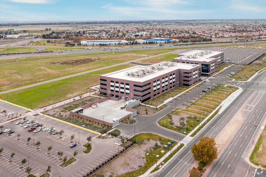 4151 E Commerce Way, Sacramento, CA à louer - Aérien - Image 2 de 8