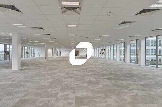 Flex in Saint-Denis for lease Building Photo- Image 2 of 9