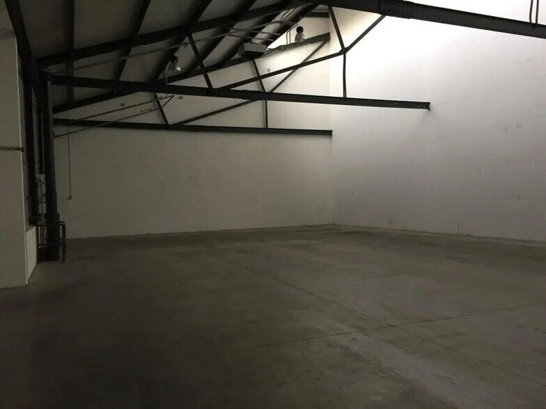 Industrial in Saint-Denis for lease - Building Photo - Image 3 of 9