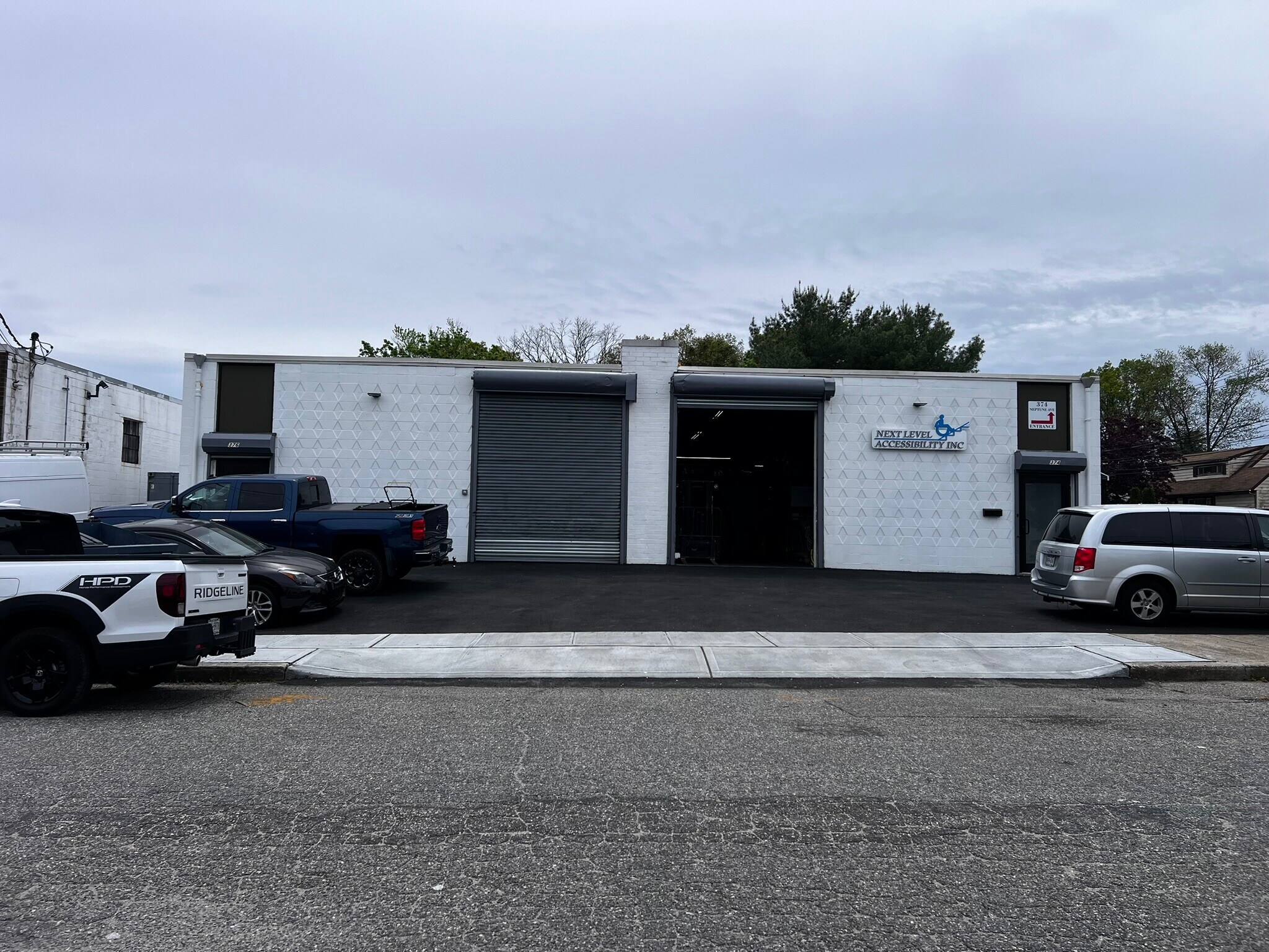 374-376 Neptune Ave, West Babylon, NY à vendre Photo principale- Image 1 de 1