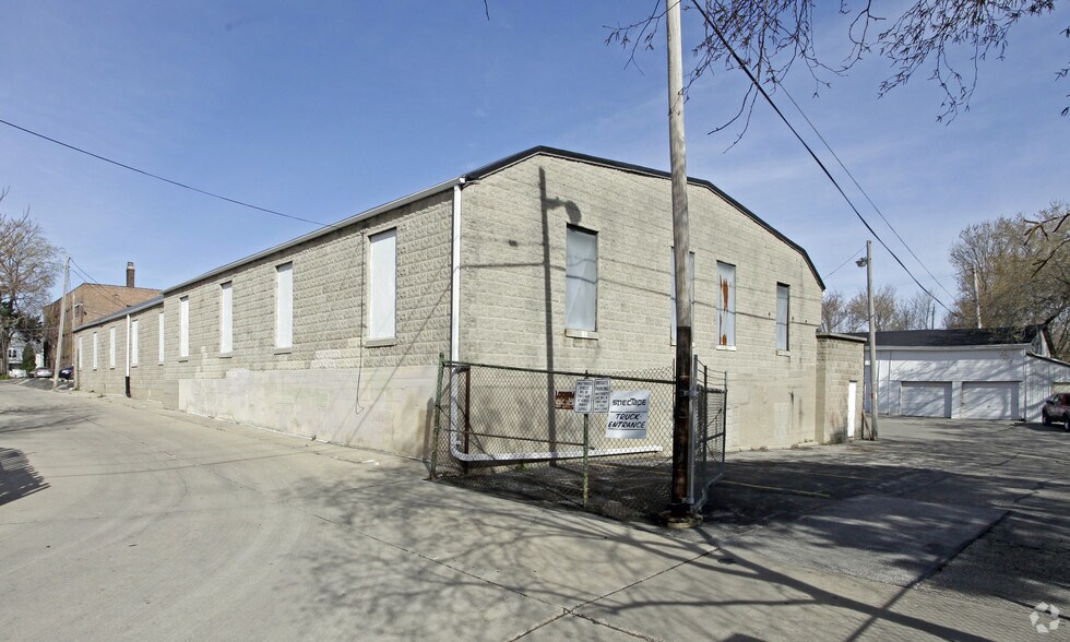 2628 N Humboldt Blvd, Milwaukee, WI à vendre - Photo du bâtiment - Image 2 de 13