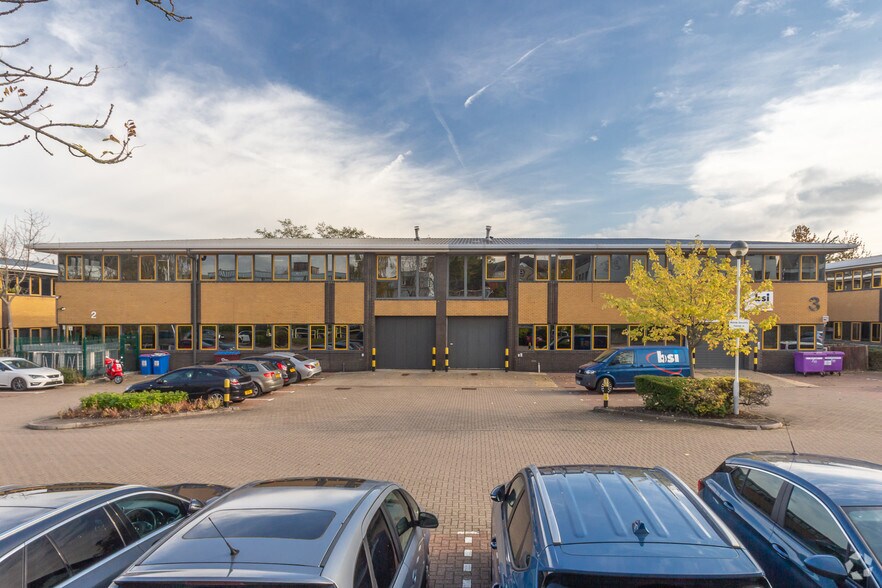 2 Rhodes Way, Watford à louer - Photo du bâtiment - Image 3 de 4