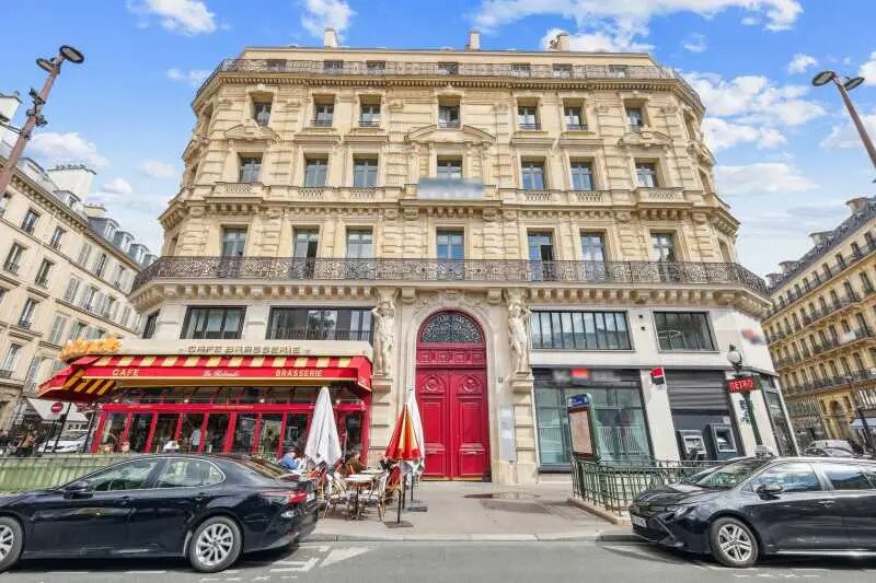 2 Place D'Estienne D'Orves, Paris for lease - Building Photo - Image 1 of 18