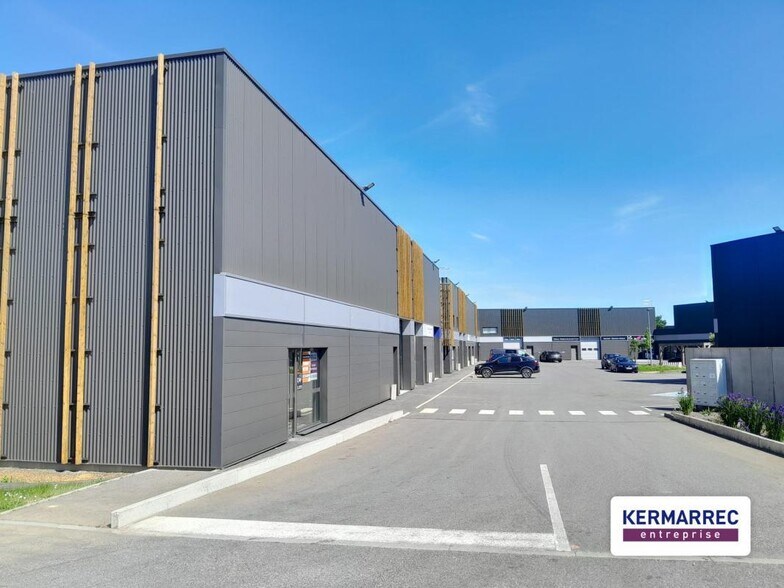 Industrial in Pacé for lease - Building Photo - Image 2 of 5