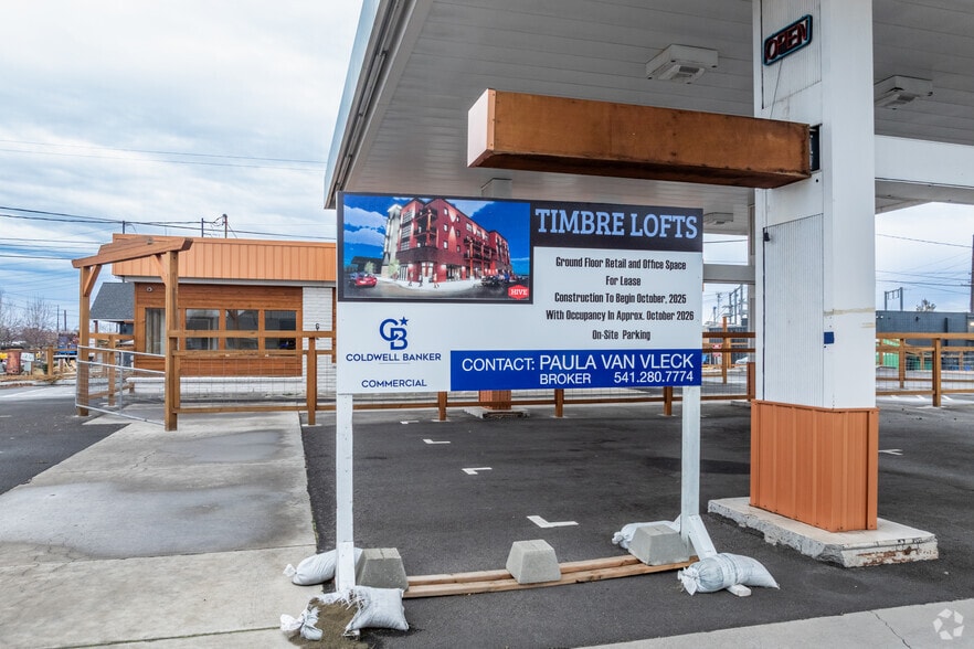 612 SW 5th St, Redmond, OR à louer - Photo du bâtiment - Image 2 de 4