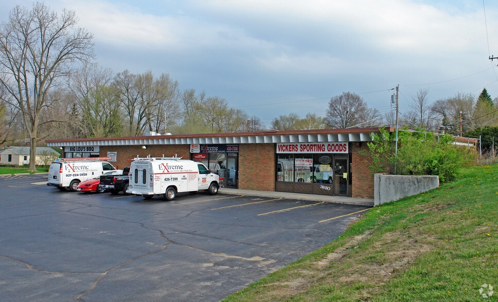 3880-3888 Dayton-Xenia Rd, Dayton, OH for lease - Building Photo - Image 3 of 8