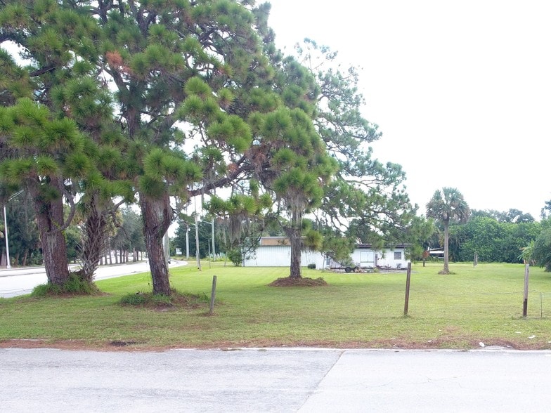 3805 Okeechobee Rd, Fort Pierce, FL à vendre - Photo du bâtiment - Image 3 de 30