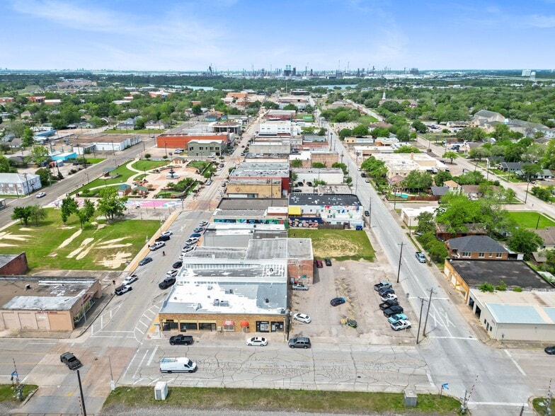 100 W Texas Ave, Baytown, TX for sale - Building Photo - Image 2 of 3