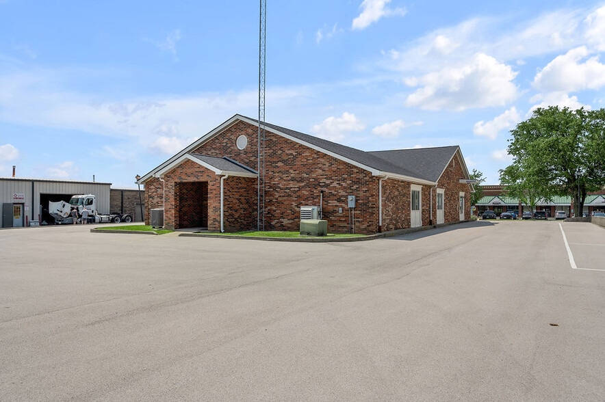 250 Crossfield Dr, Versailles, KY à vendre - Photo du bâtiment - Image 2 de 15