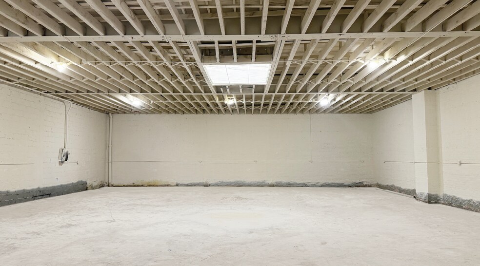 360 Scholes St, Brooklyn, NY for lease - Interior Photo - Image 3 of 3