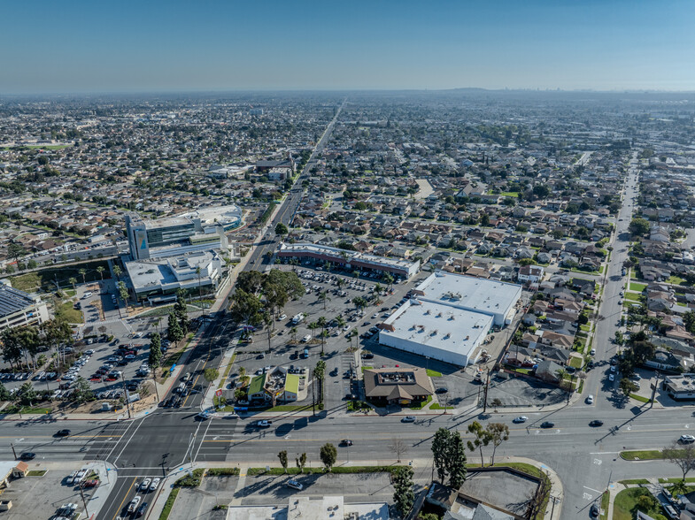 14301-14379 Clark Ave, Bellflower, CA à louer - Photo du bâtiment - Image 2 de 78