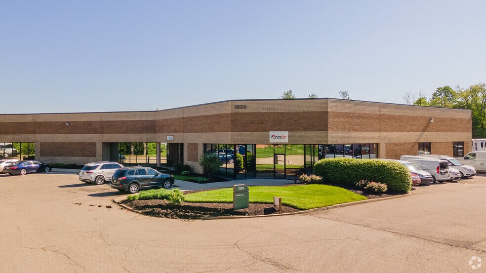 1320 Kemper Meadow Dr, Cincinnati, OH à louer - Photo principale - Image 2 de 12