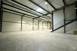 Flex in Janneyrias for lease Interior Photo- Image 2 of 7