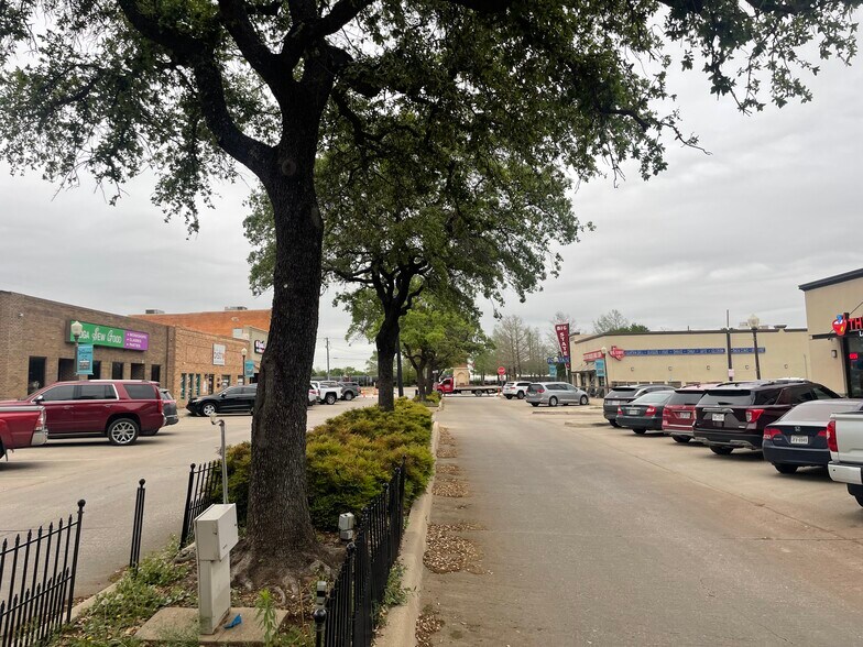 136 S Main St, Irving, TX à louer - Photo du bâtiment - Image 2 de 2