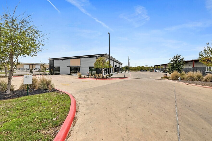 300 Co Rd 199, Hutto, TX à louer - Photo du bâtiment - Image 3 de 28