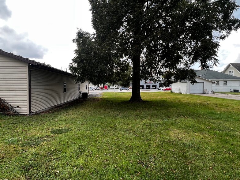 1120 E Jackson St, Macomb, IL for sale - Building Photo - Image 3 of 16