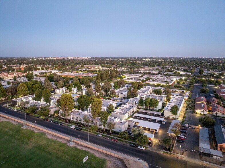 1577 E Bulldog Ln, Fresno, CA à vendre - Photo du bâtiment - Image 3 de 20