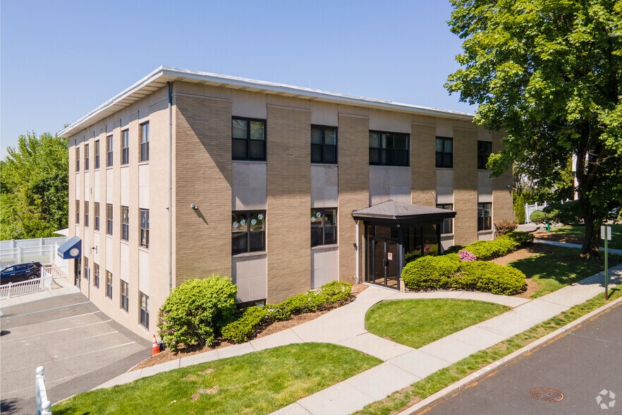 120 Charlotte Pl, Englewood Cliffs, NJ à louer - Photo du bâtiment - Image 1 de 3