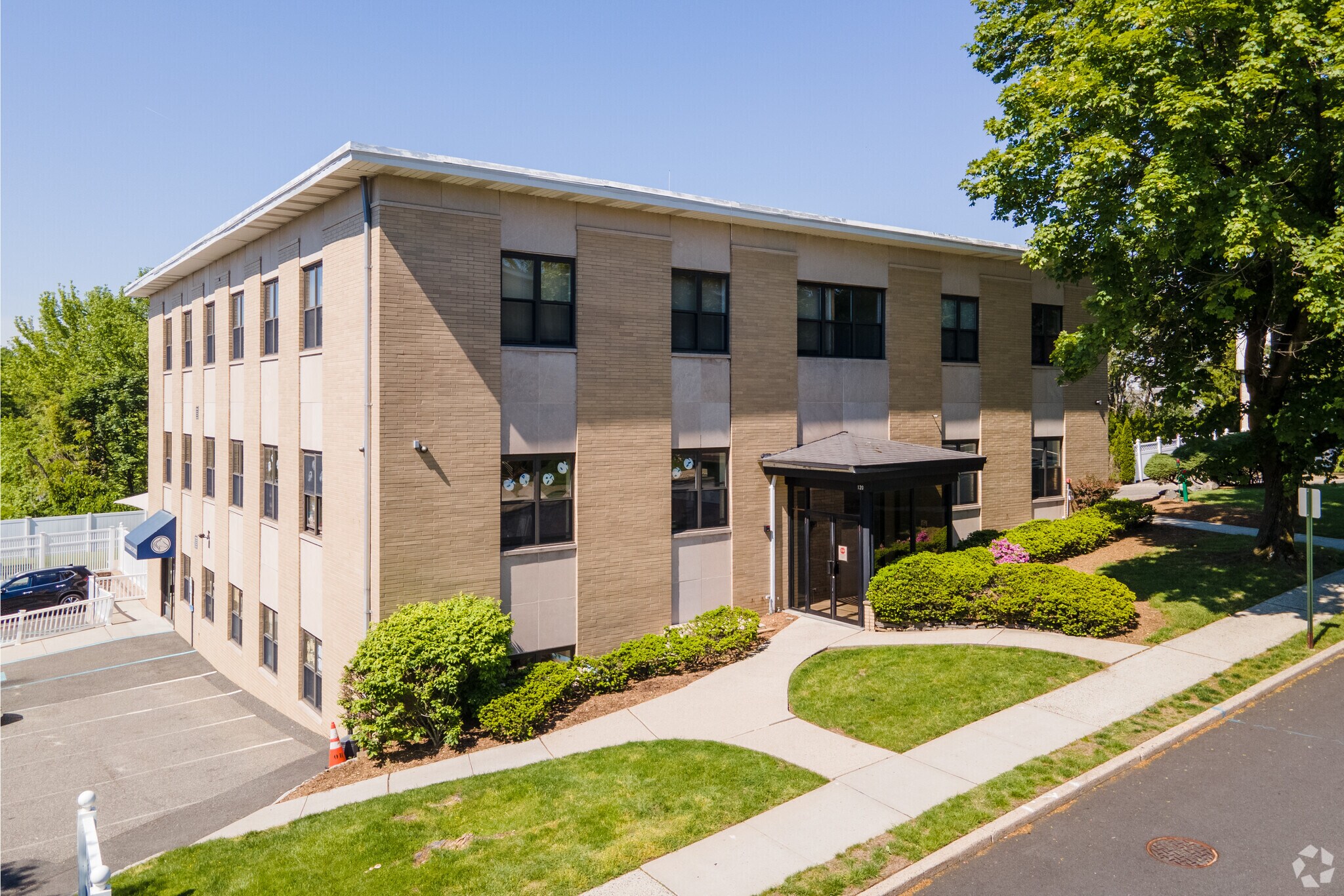 120 Charlotte Pl, Englewood Cliffs, NJ à louer Photo du bâtiment- Image 1 de 4
