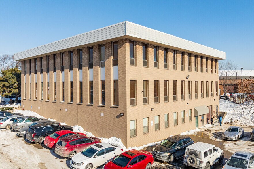 109 Railside Rd, Toronto, ON à vendre - Photo du bâtiment - Image 2 de 3